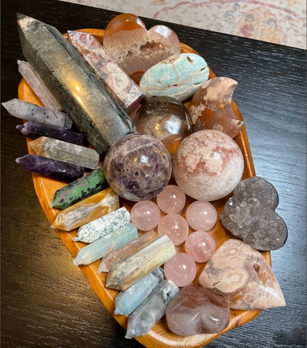 Crystal Gift Box Set 450g – Raw Stones, Agate & Crystal Carvings Collection Box for Home Decor, Office Ornaments & Holiday Gifts – 1LB Mixed Healing Crystal Set