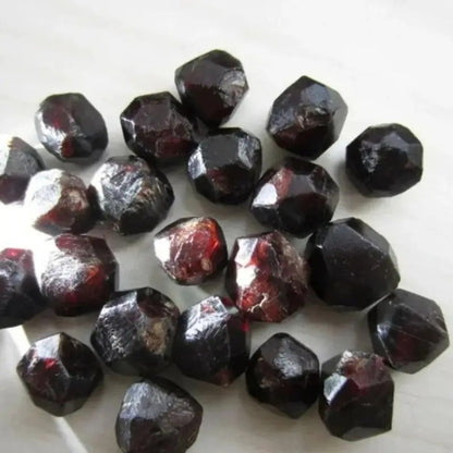 Natural Red Garnet Crystal Rough Stone – Raw Unpolished Mineral Specimen for Home Decor, Crystal Healing, Feng Shui Display & Collector Gift, Genuine Gemstone Rock