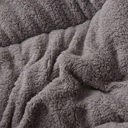 Reversible Milk Velvet Comforter Soft Quilted Blanket 100% Polyester Plush Fleece Bedding All Season Machine Washable for Home Hotel Queen King Size Light Grey Dark Gray
