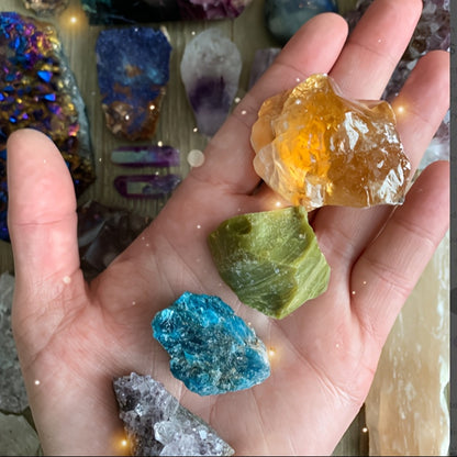 Crystal Gift Box Set 450g – Raw Stones, Agate & Crystal Carvings Collection Box for Home Decor, Office Ornaments & Holiday Gifts – 1LB Mixed Healing Crystal Set